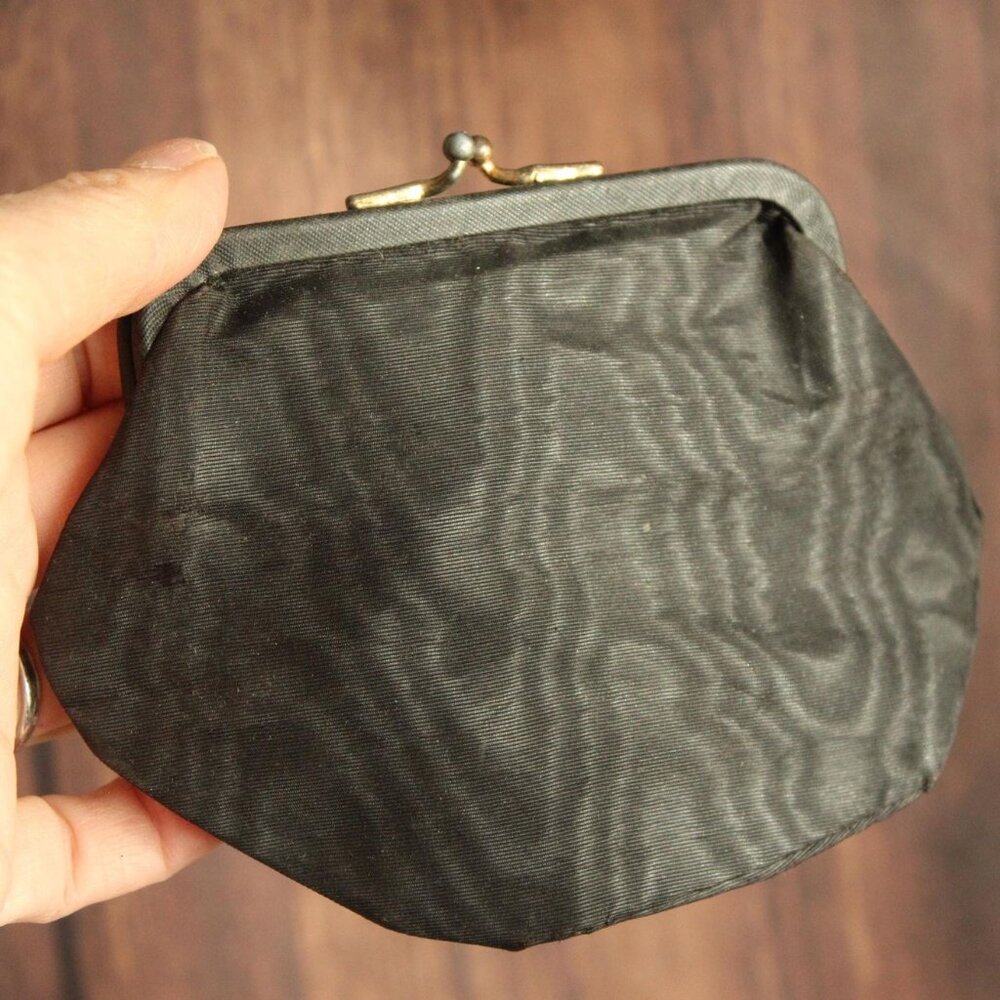 Vintage 1940s Coin Purse, Black Moire Taffeta Clutch Or Makeup Bag, Kiss Clasp - Picture 11 of 13